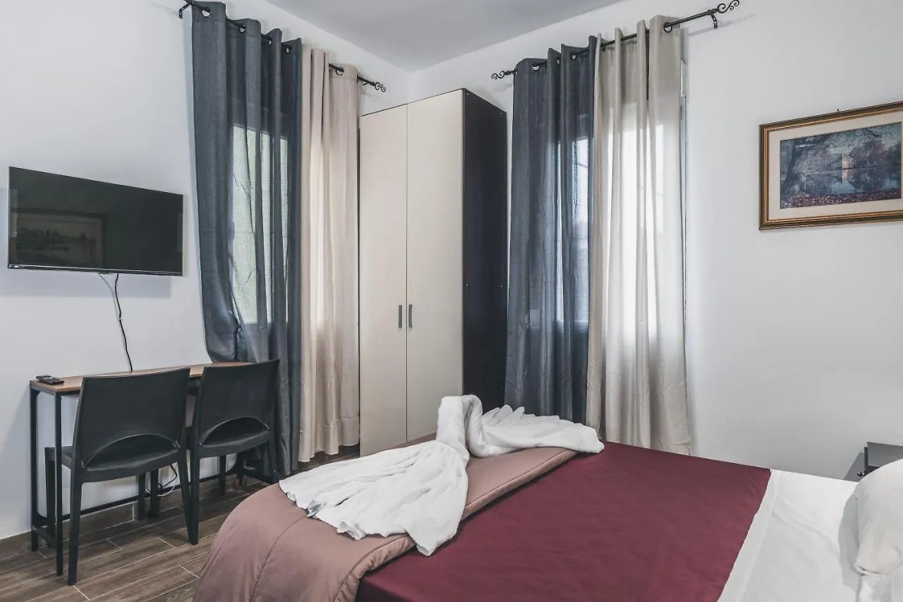 Bulldog Station Apartments With Private Wc, Ac, Tv Mestre Frühstückspension